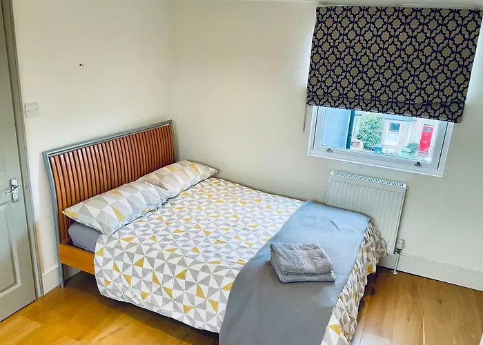Cosy Three Bedroom Hither Green Victorian House